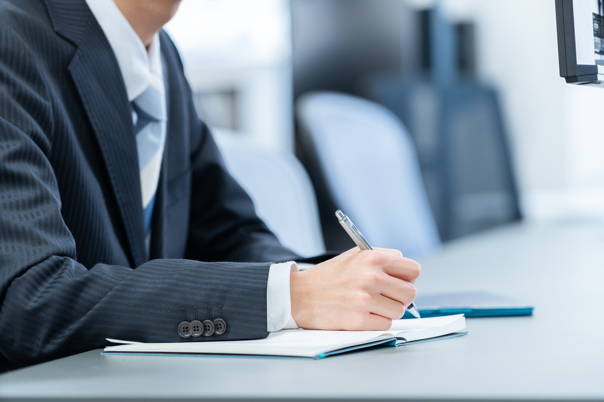 メモを取る男性