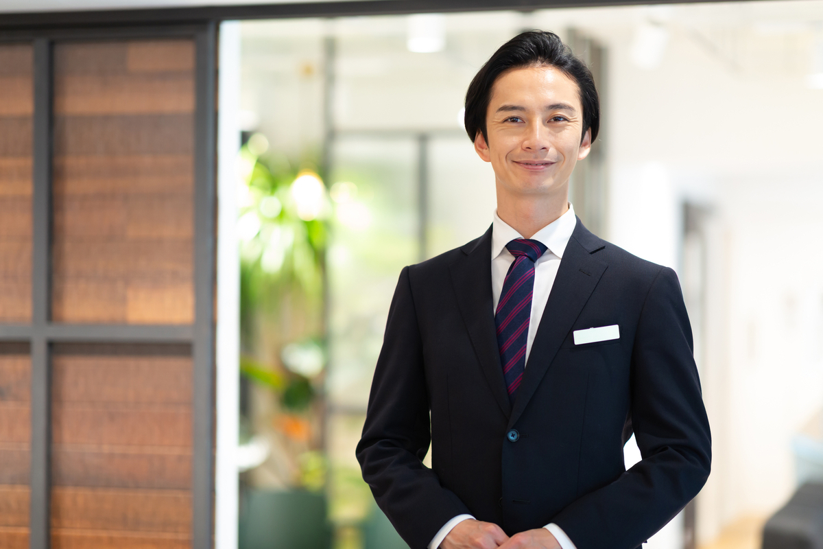 スーツ姿の男性