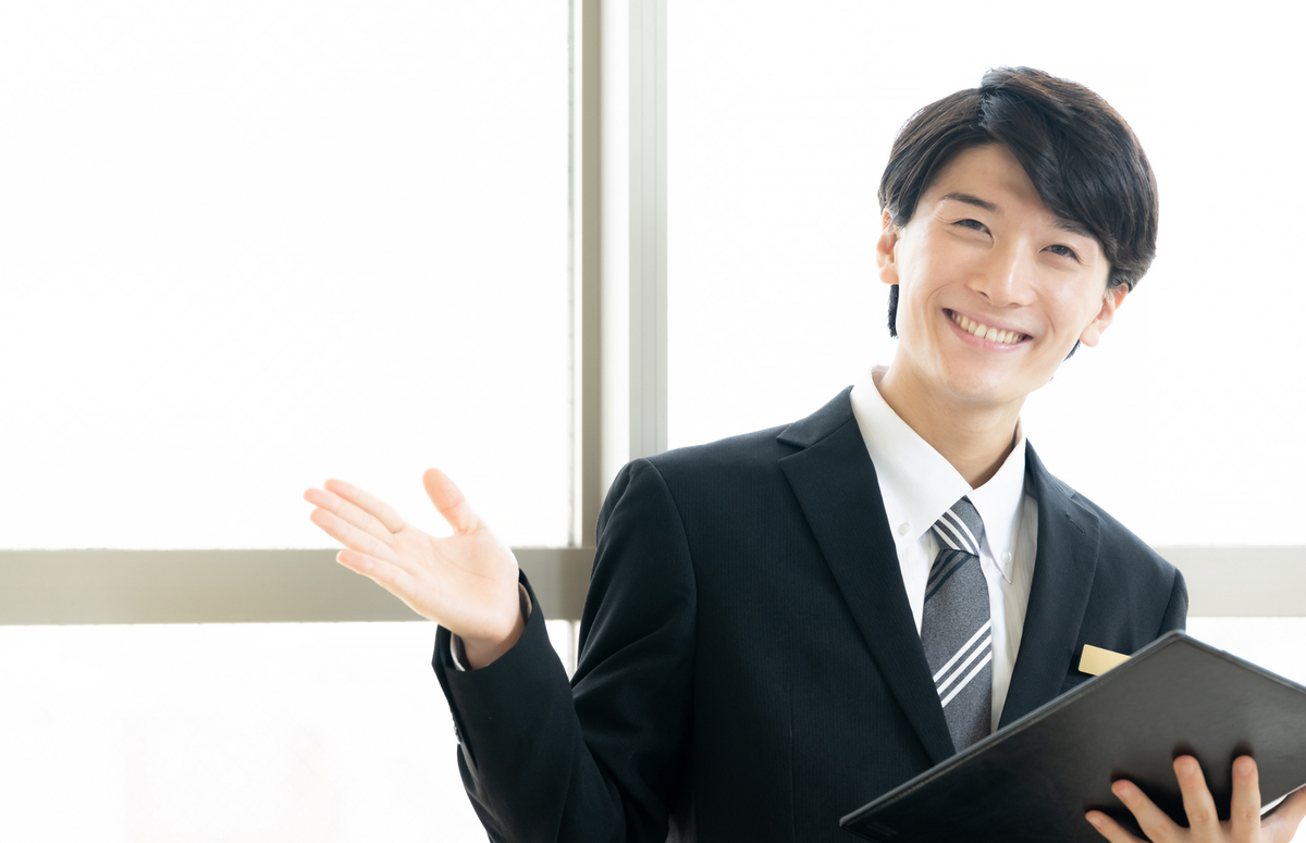 笑顔のスーツ姿の男性