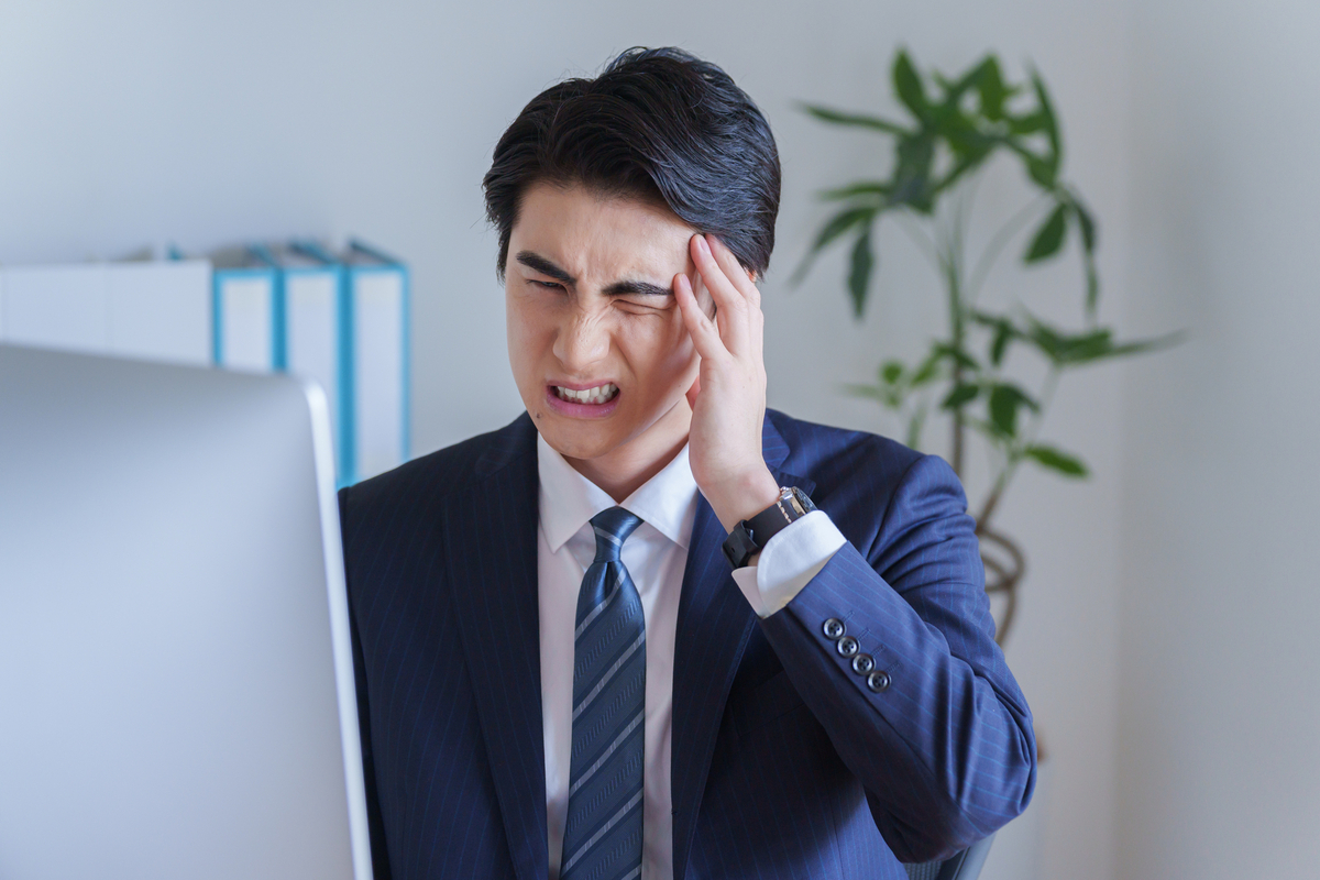頭痛を感じている男性