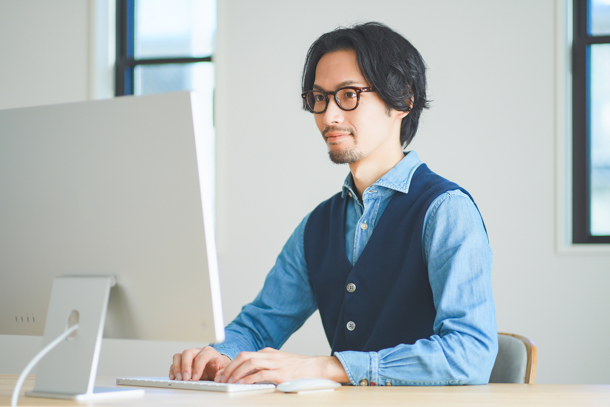 パソコン操作をする男性