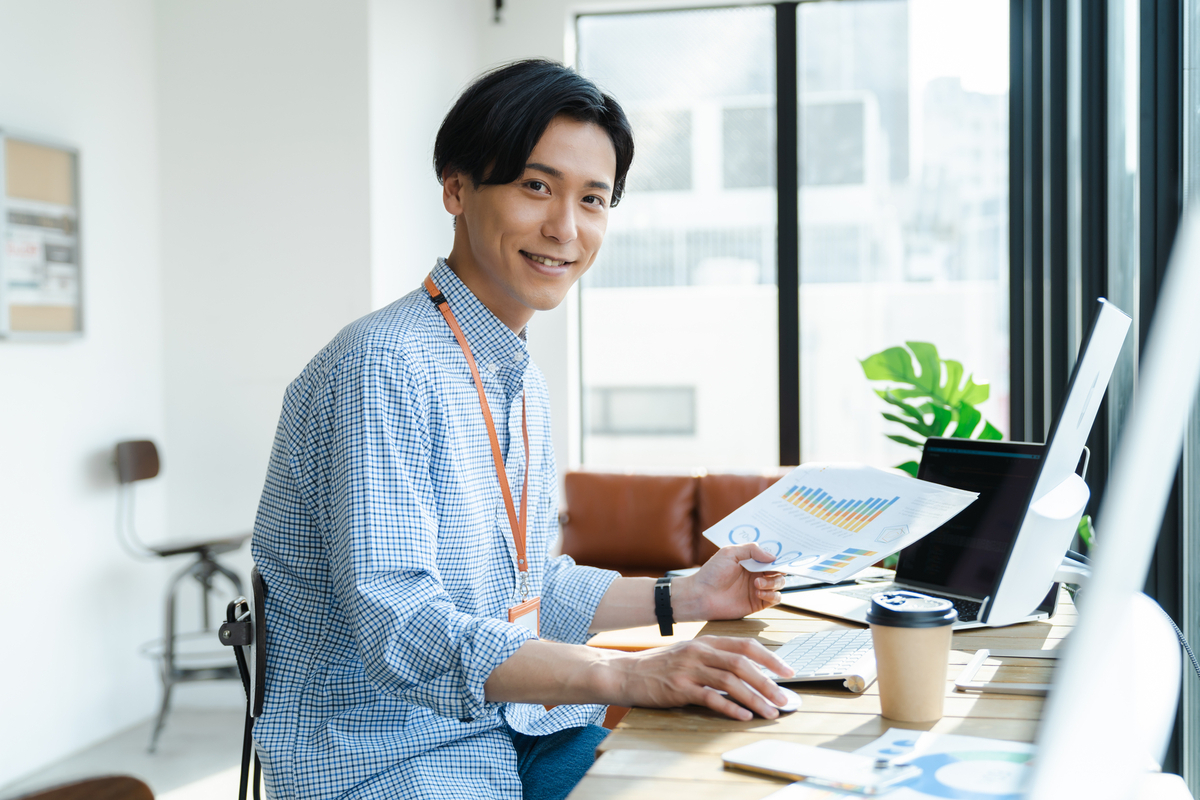 オフィスで働く男性