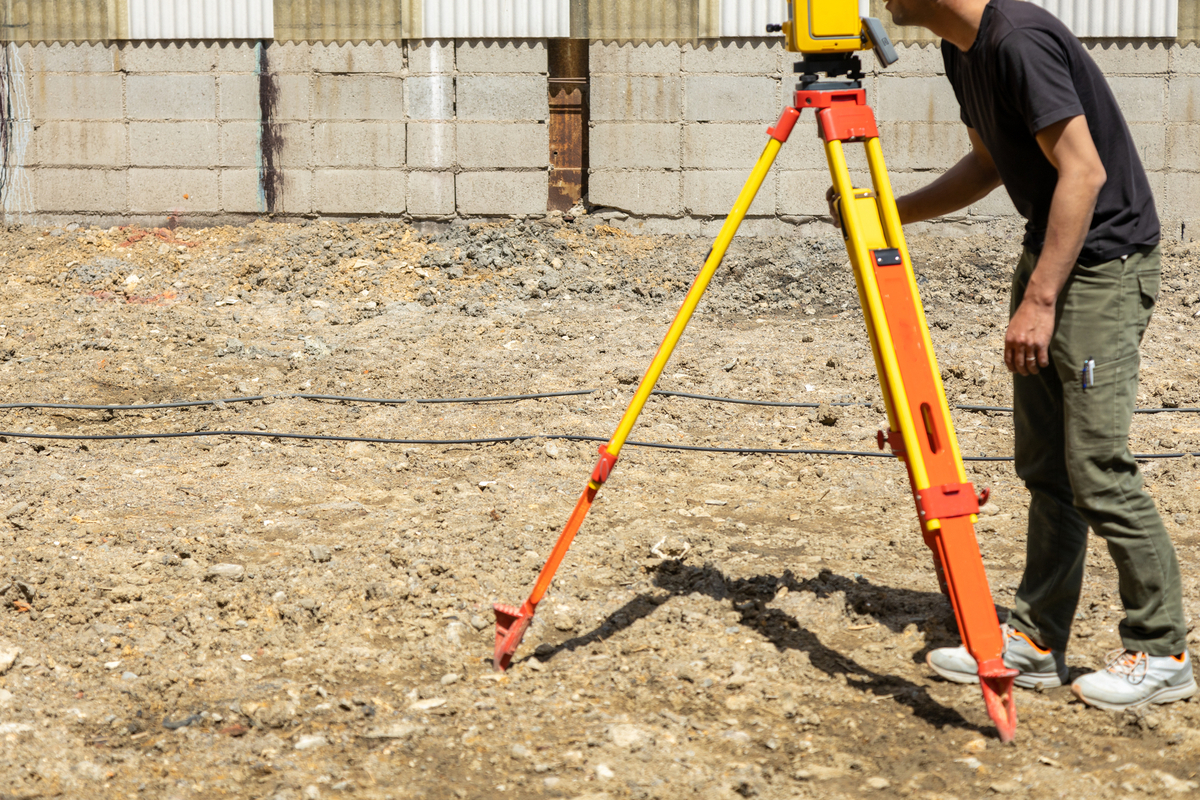 測量をする土地家屋調査士