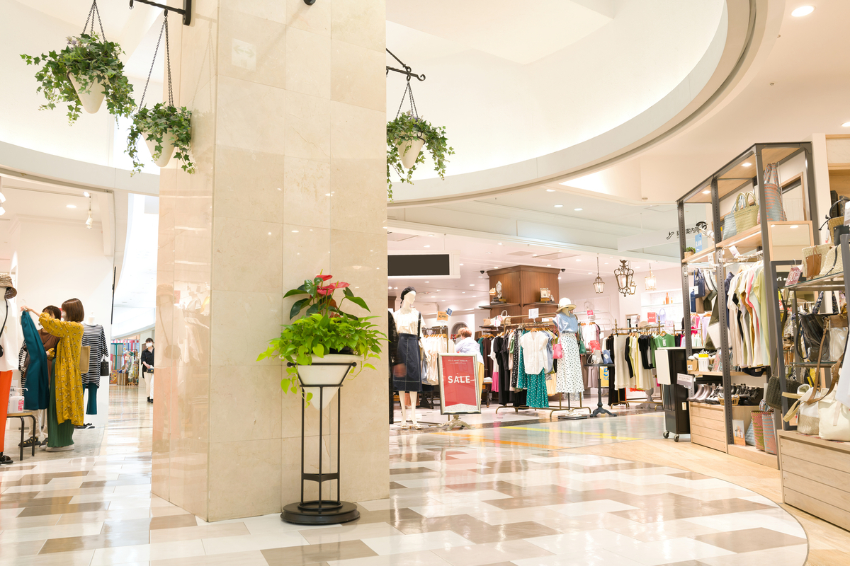 立ち並ぶアパレルショップ