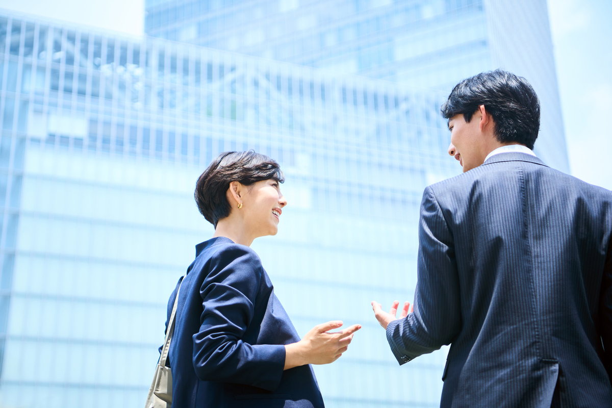 ビジネスパーソン2人の後ろ姿