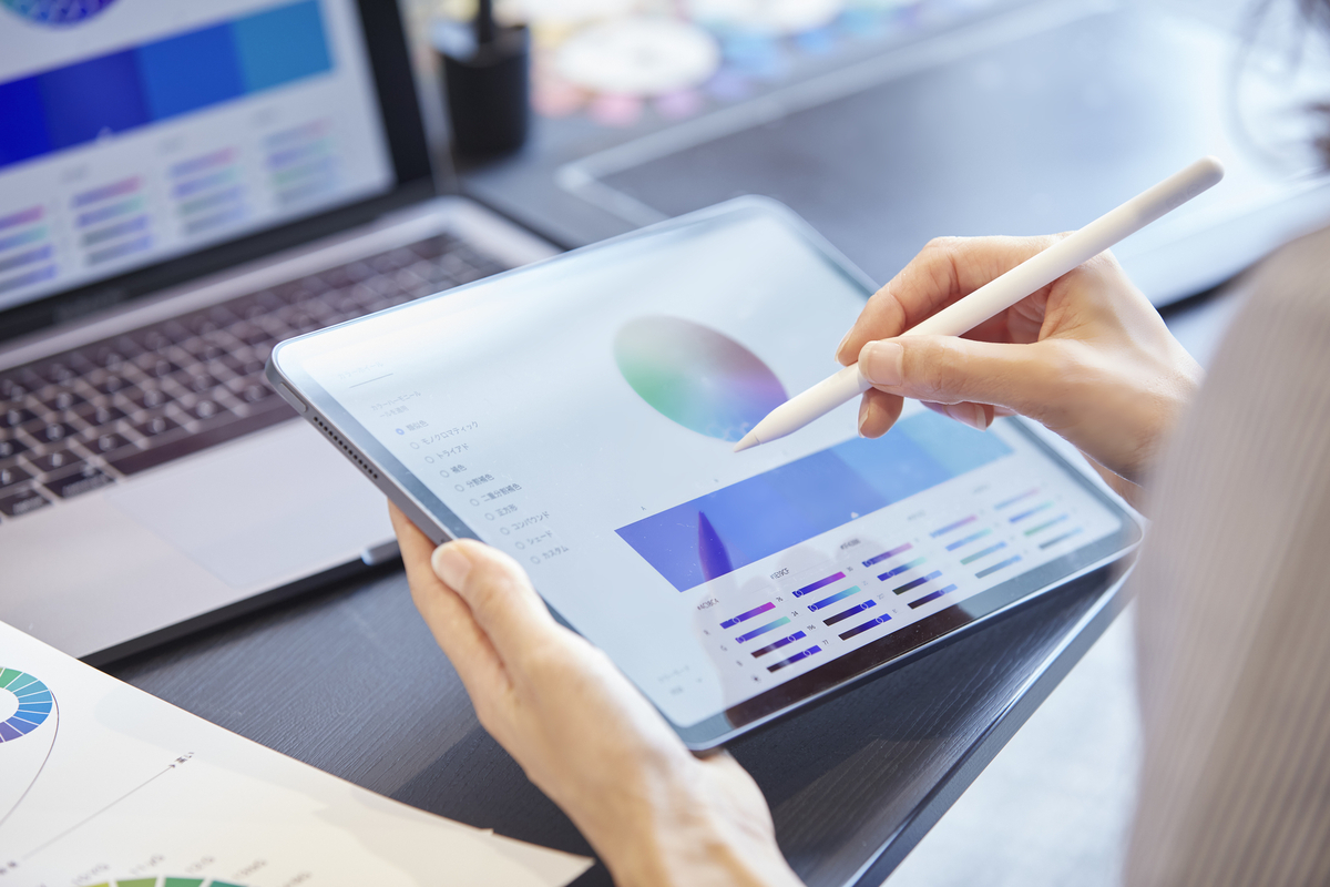 タブレットを操作する女性