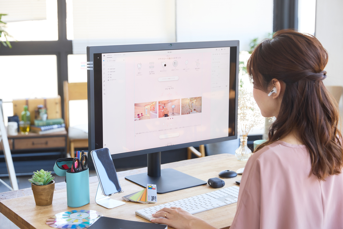 イヤホンをして仕事をする女性