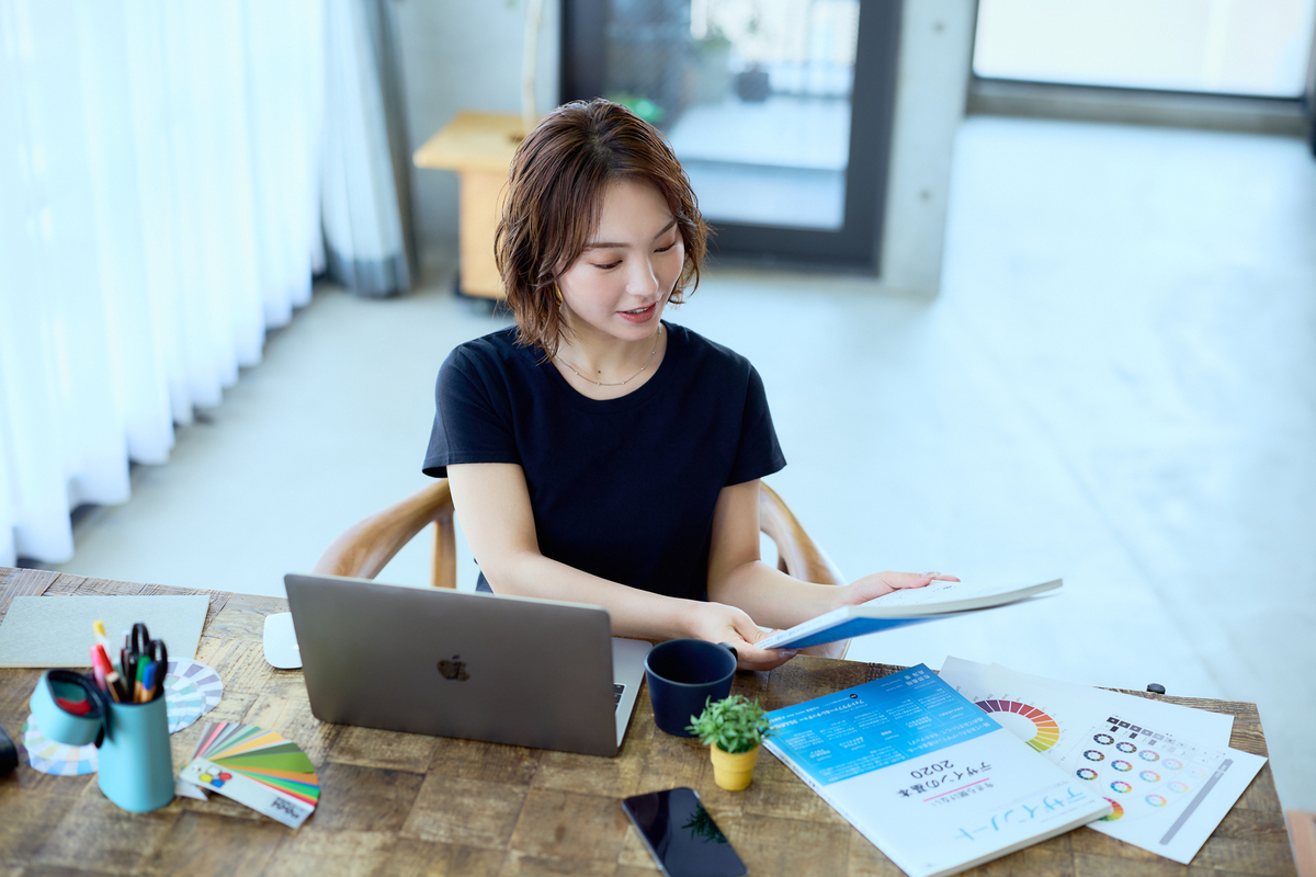 在宅で仕事をするデザイナー