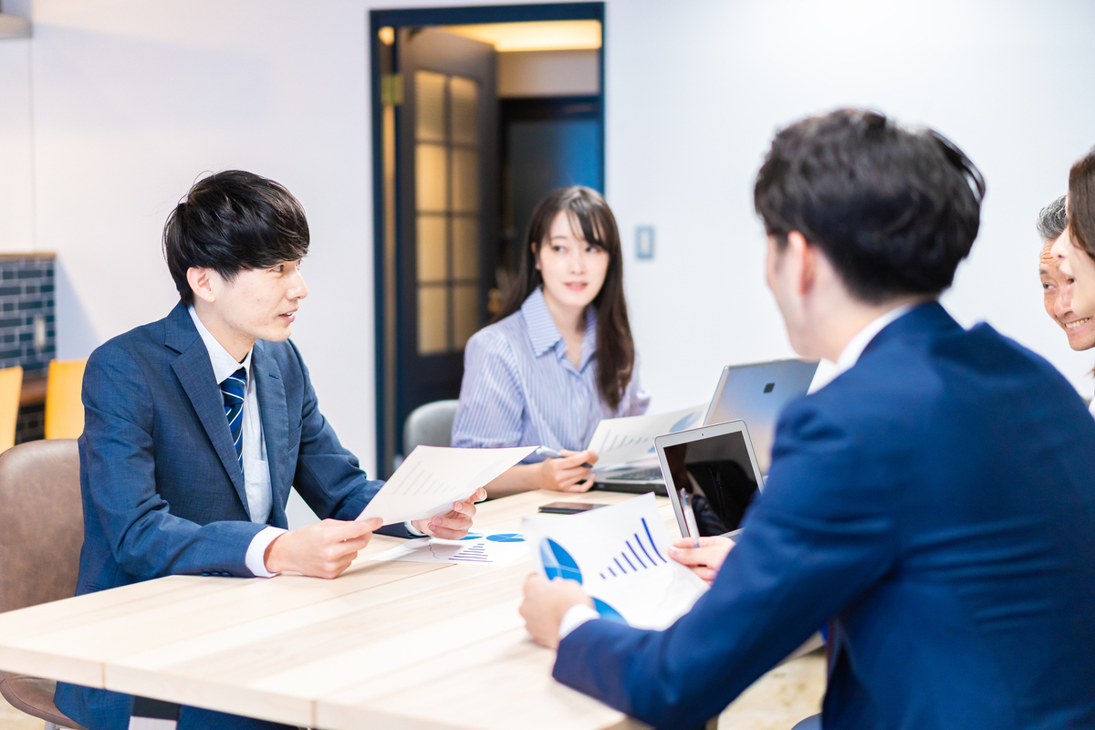 会議をするビジネスパーソン