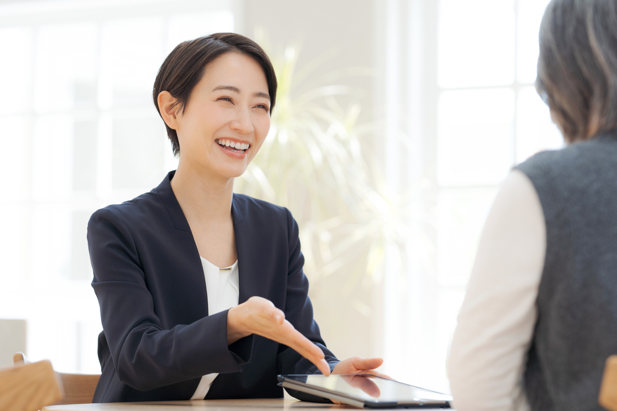 笑顔で営業をする女性
