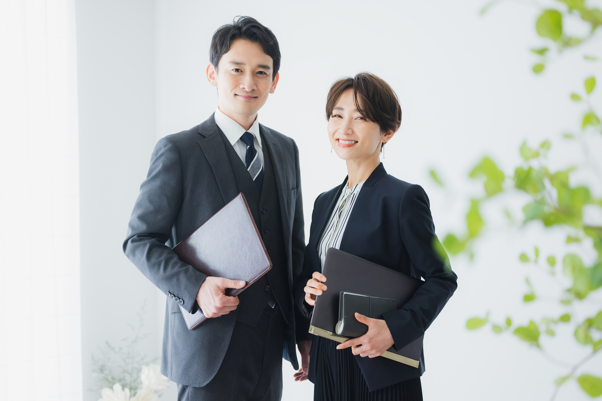 笑顔で並んで立つビジネスパーソン