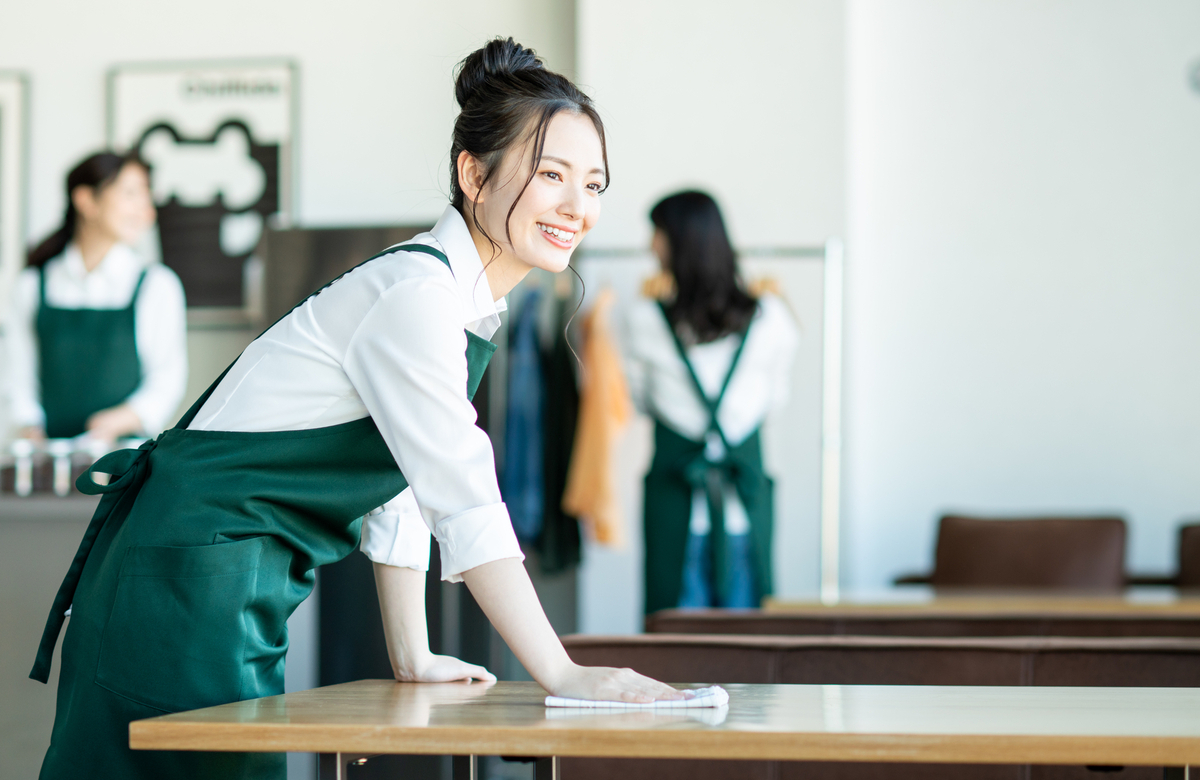 女性カフェ店員