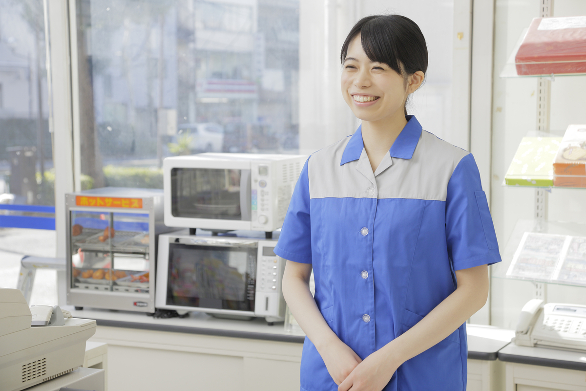 女性コンビニ店員