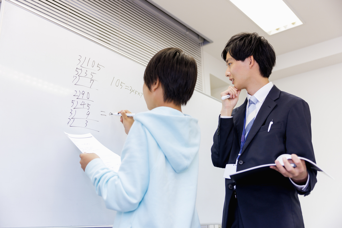 塾で勉強を教える講師