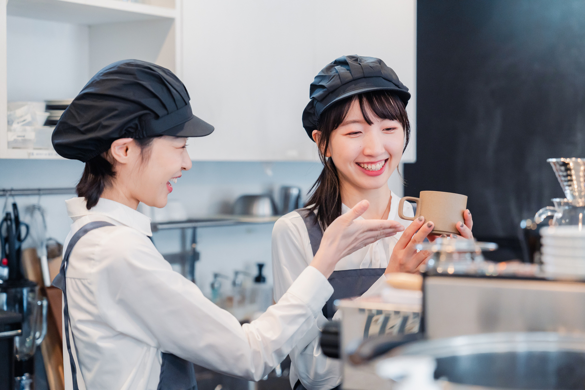 笑顔で働く女性カフェ店員