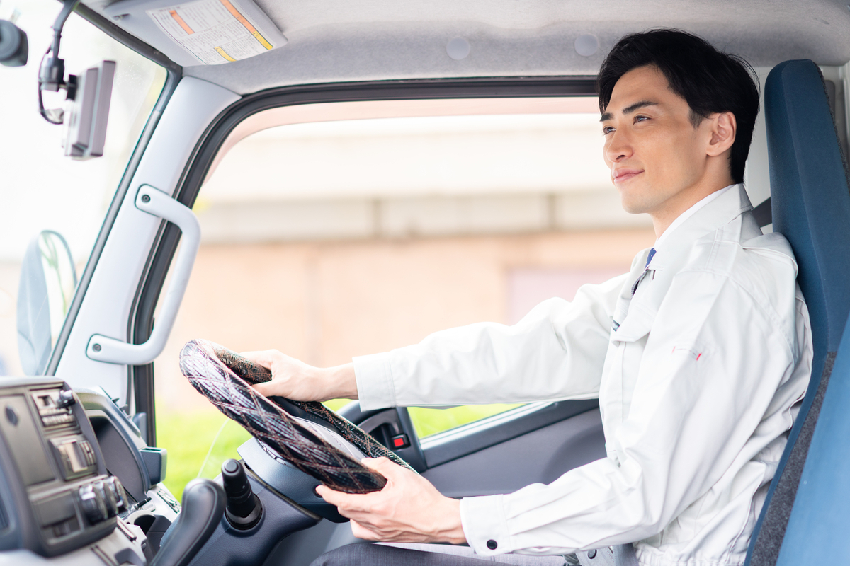 トラックを運転している男性