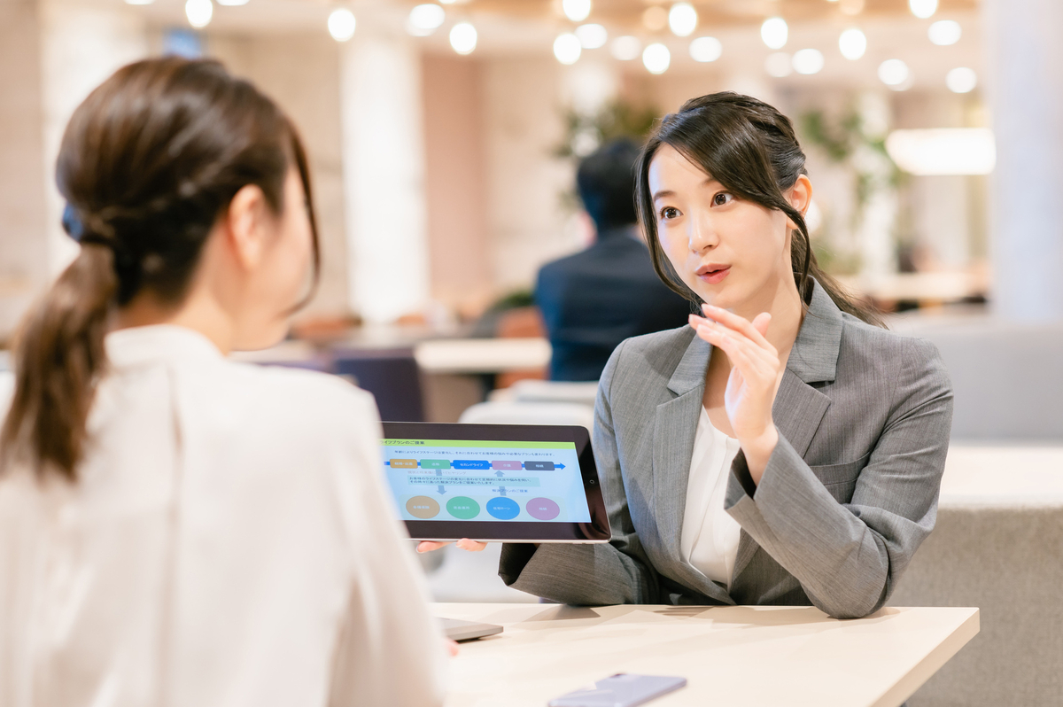 顧客に提案をする女性