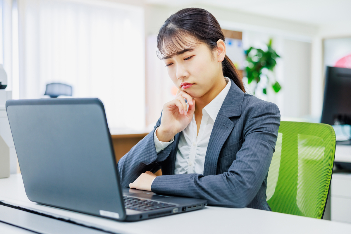 デスクで悩む女性