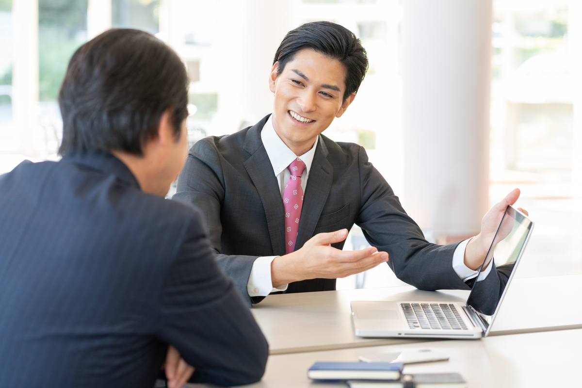 顧客に提案をする男性
