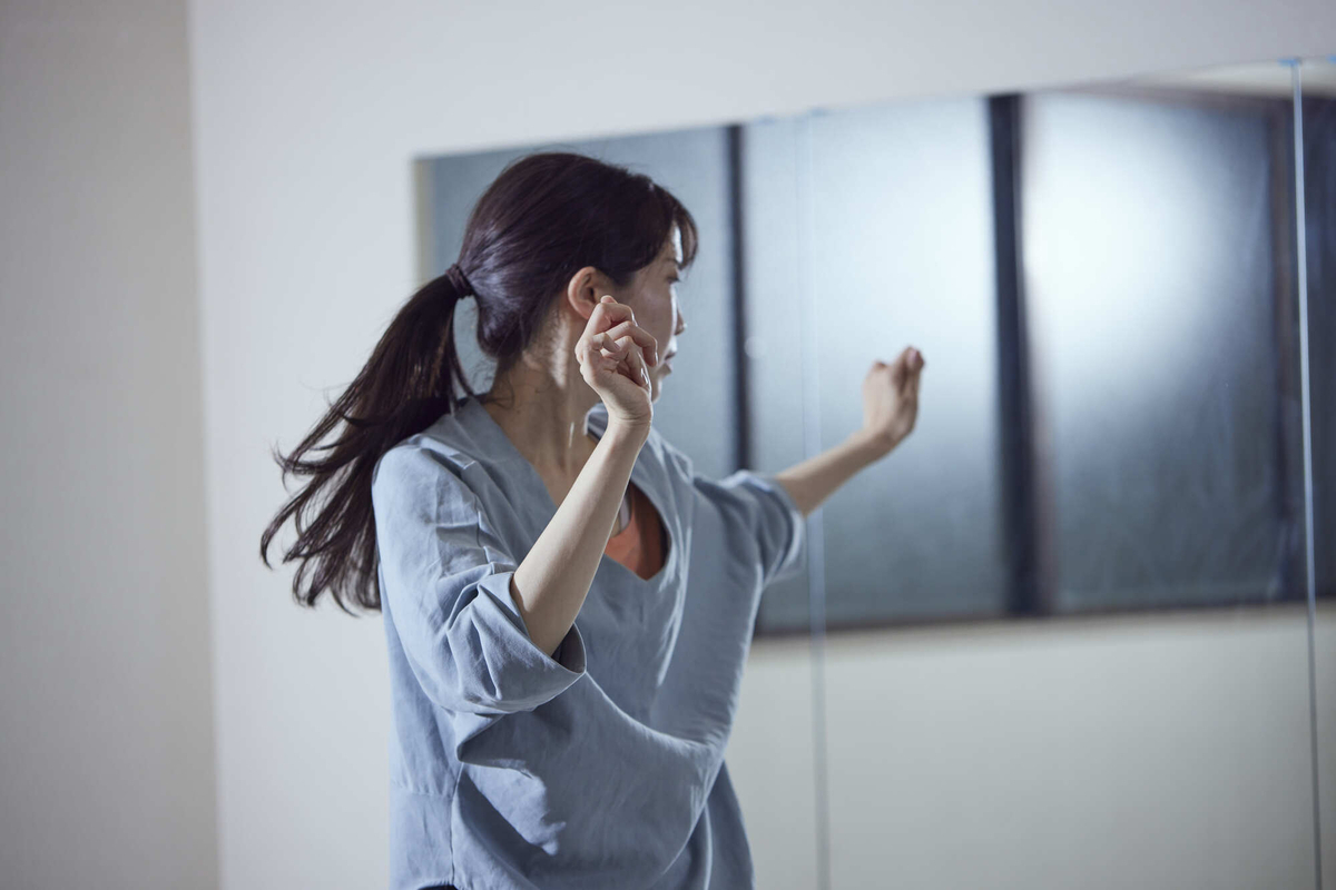 ダンスの練習をする女性