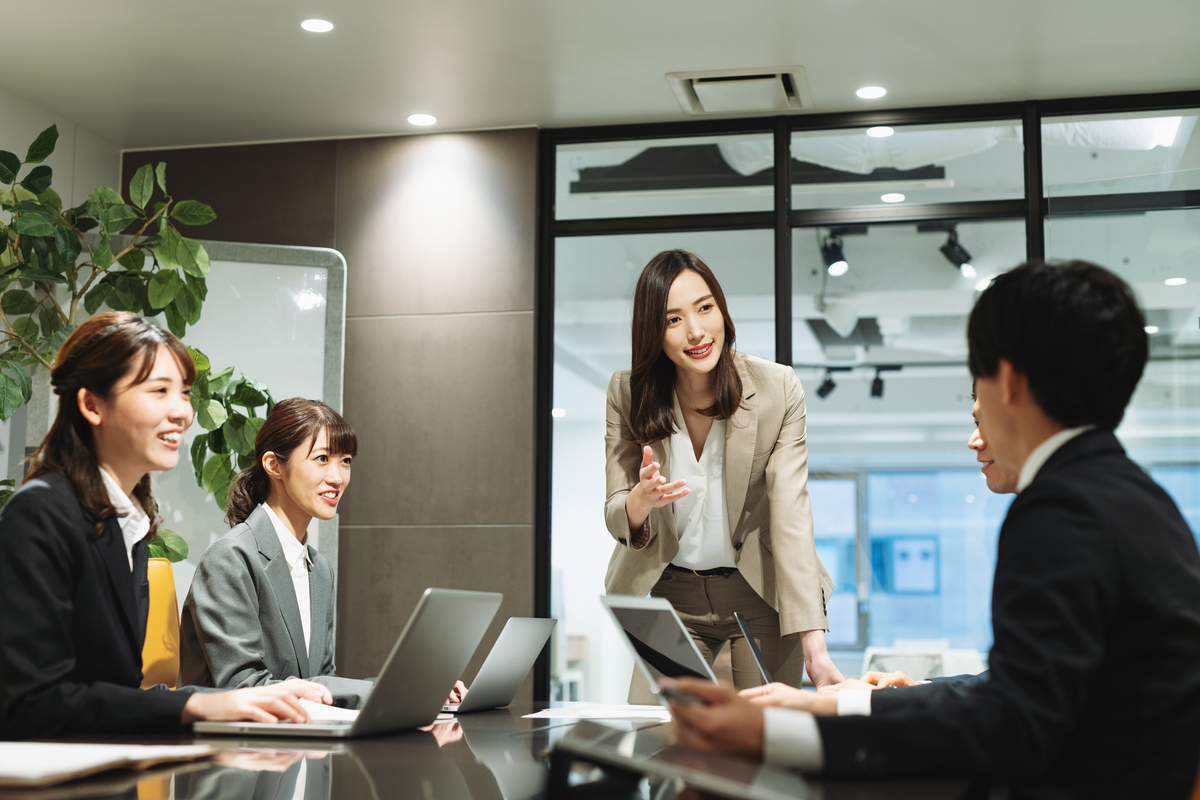 会議室で会議をするビジネスパーソンたち