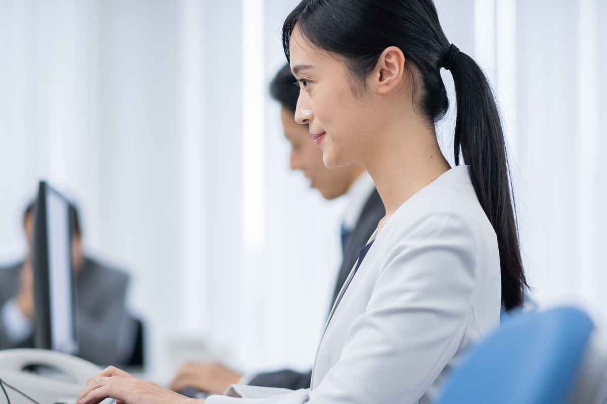 オフィスで仕事をする女性