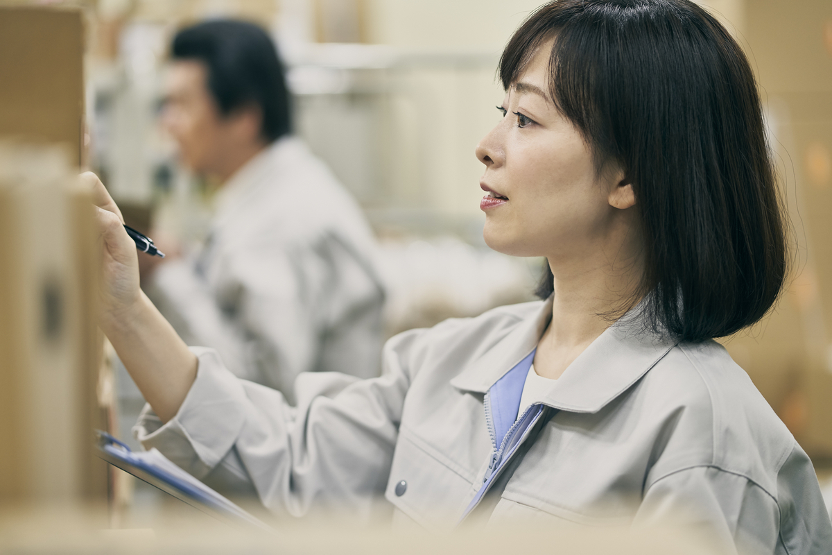 倉庫でチェックする女性