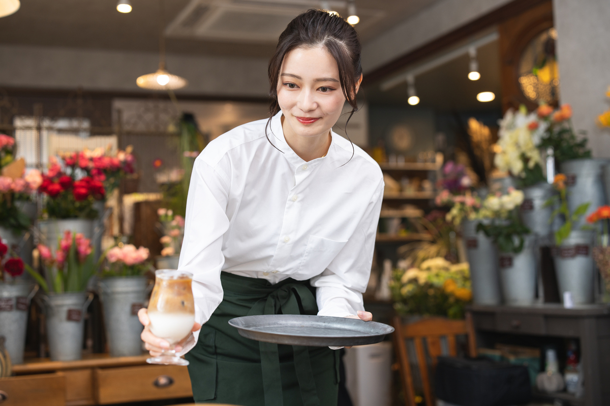 カフェで働く女性
