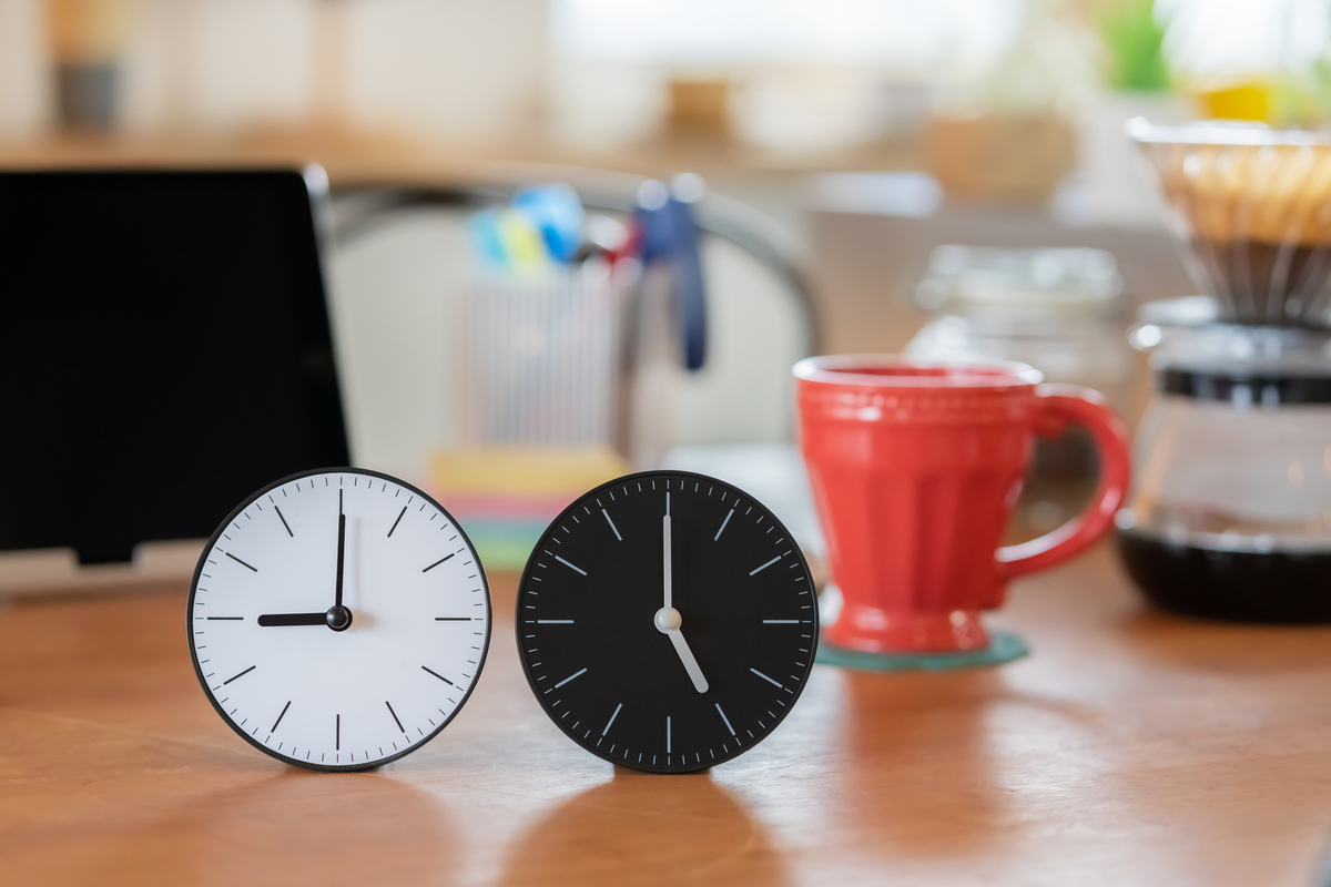 9時を指した時計と17時を指した時計