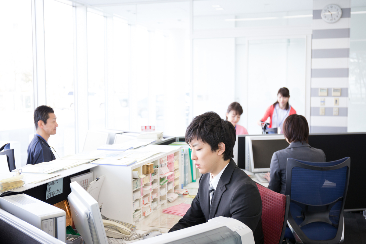 病院の受付の中