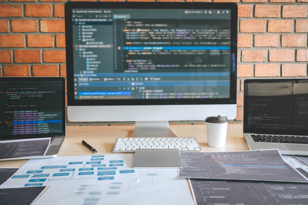 プロの開発者プログラマーの机上