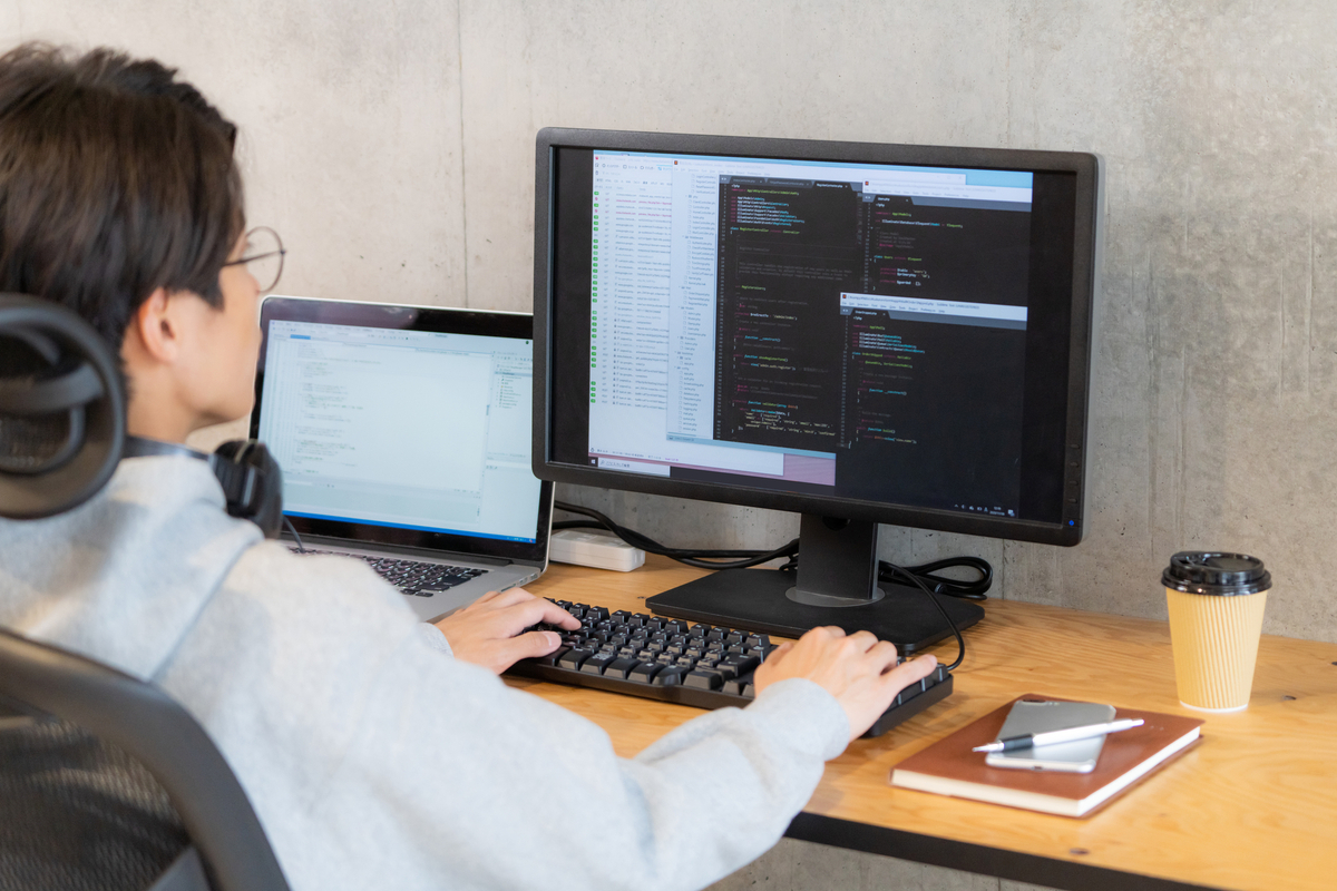 働くプログラマーの後ろ姿