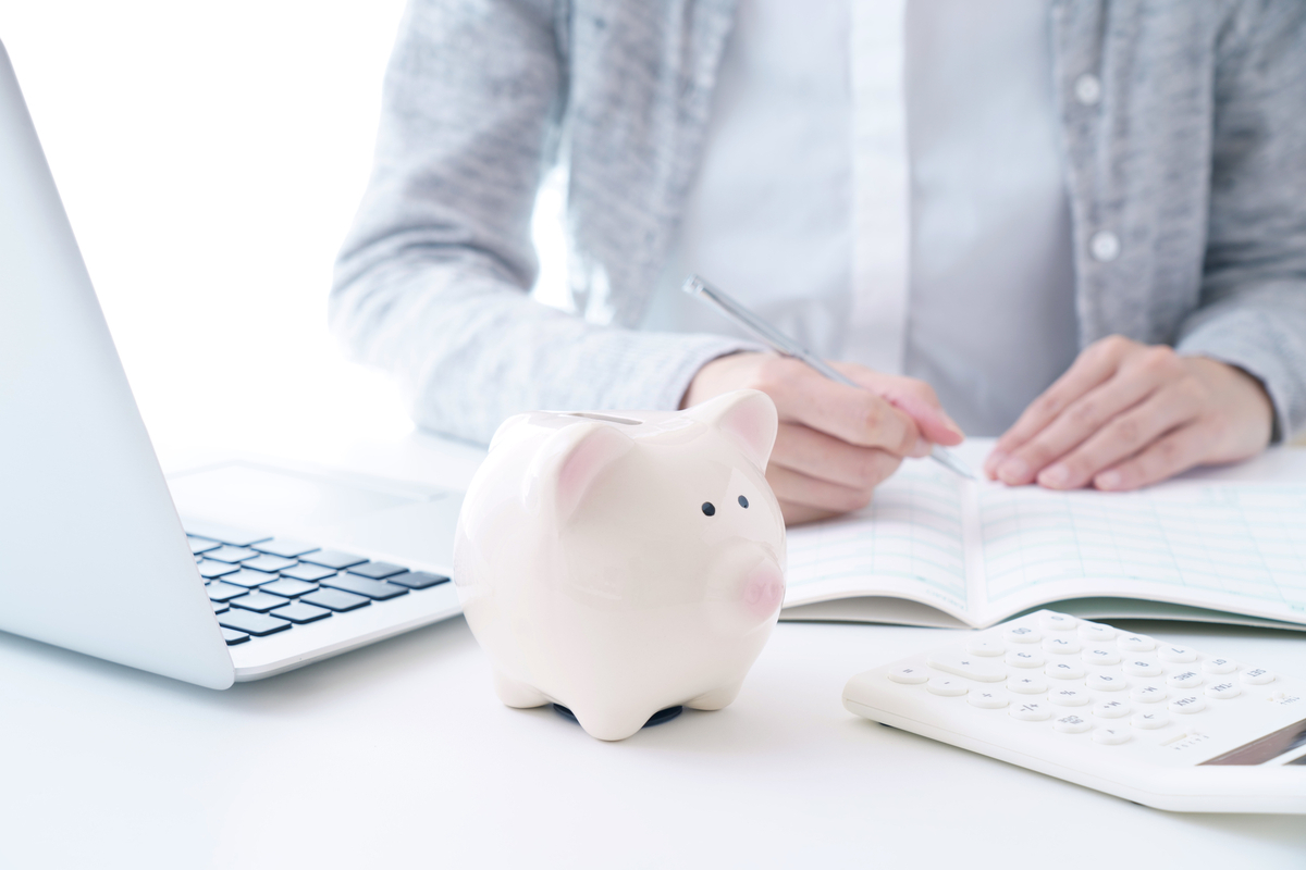 パソコンと豚の貯金箱と電卓