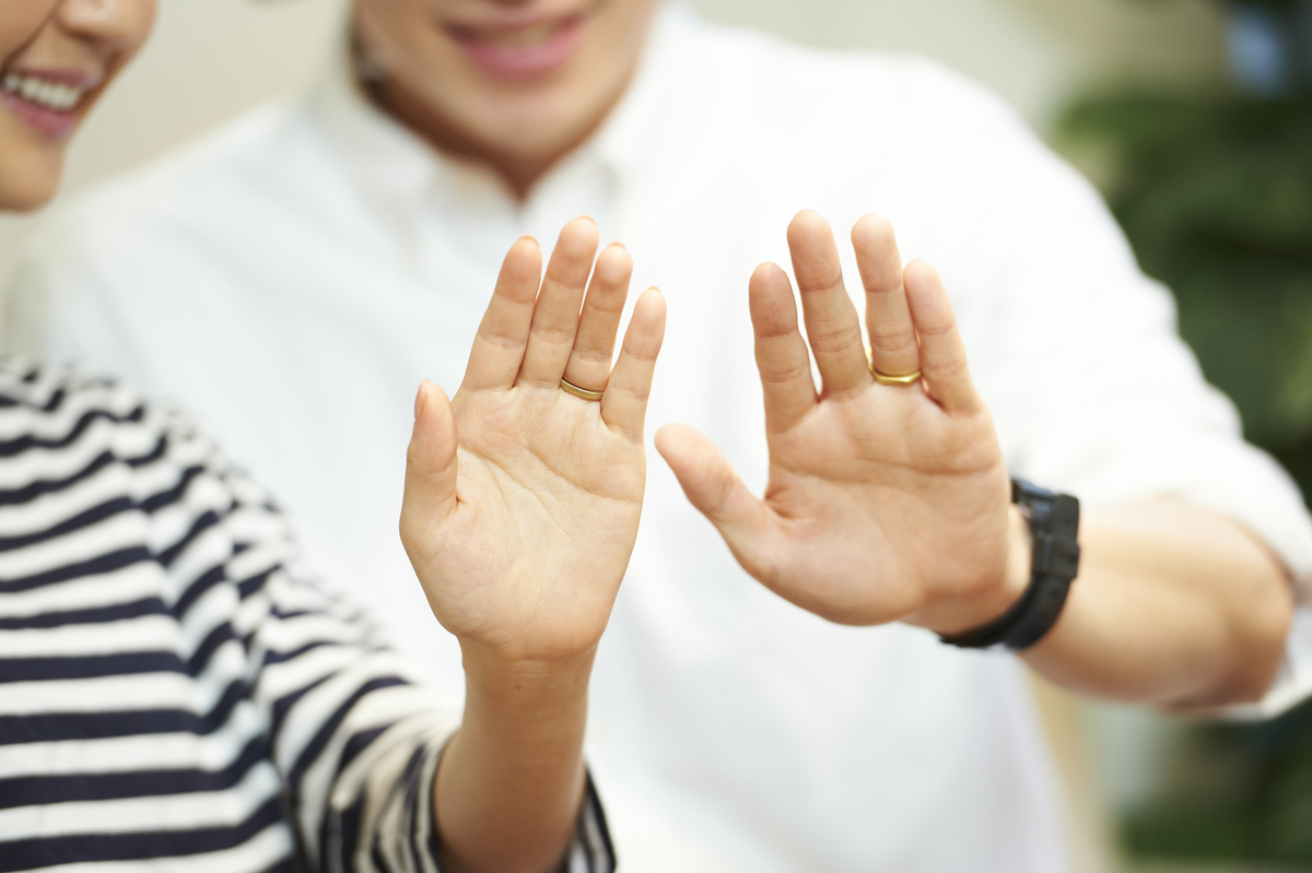 結婚指輪を着けて喜ぶ夫婦