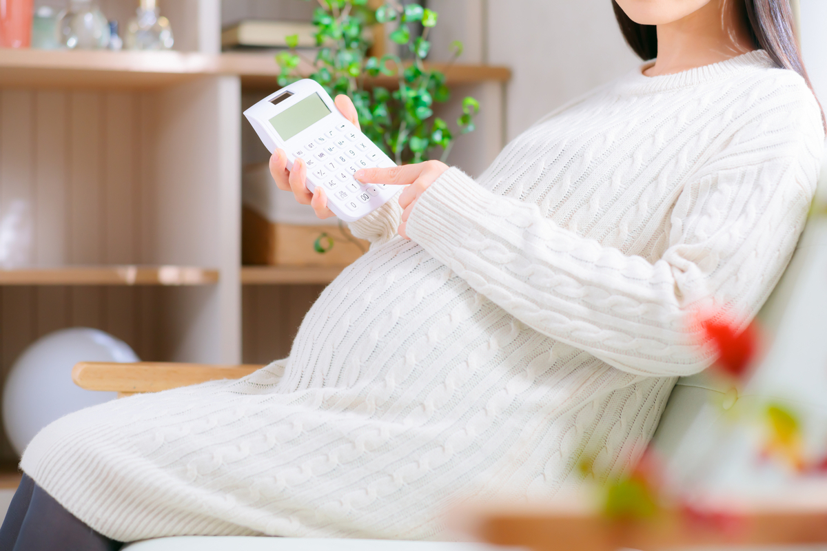 計算する妊婦