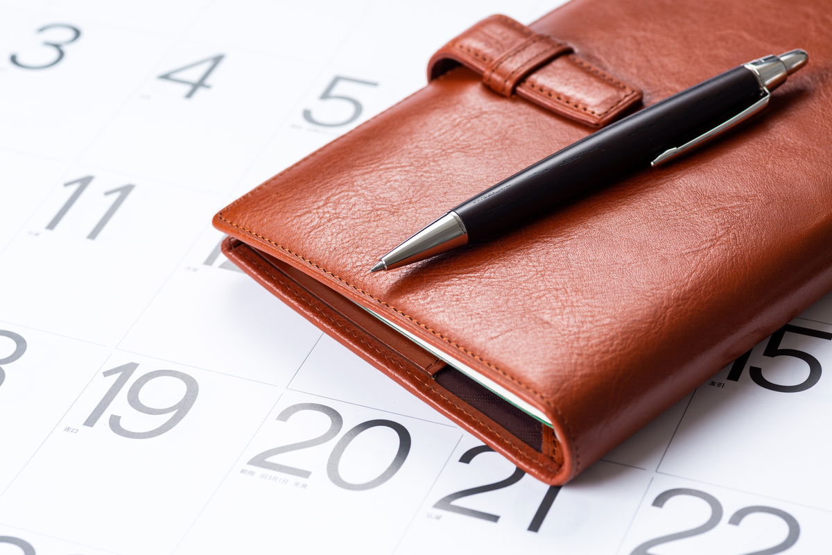 カレンダーとボールペンと手帳