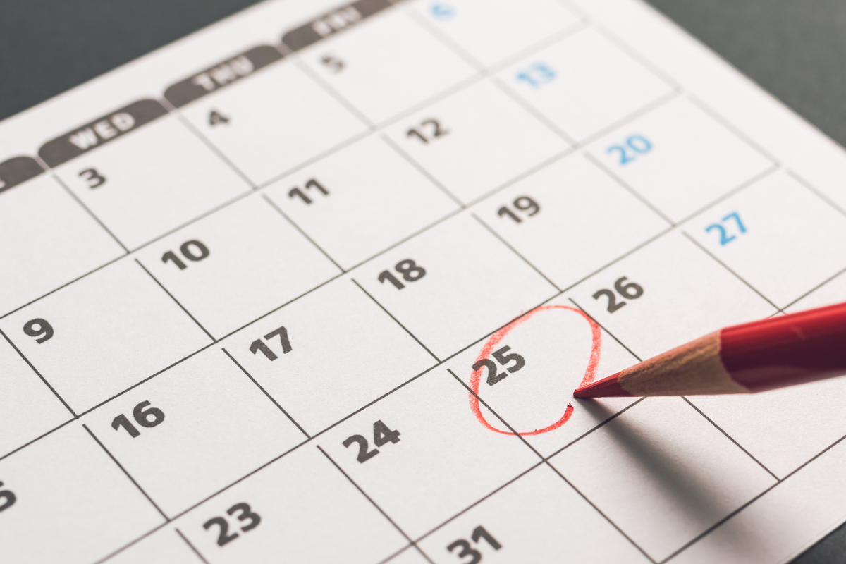 カレンダーに赤鉛筆で丸