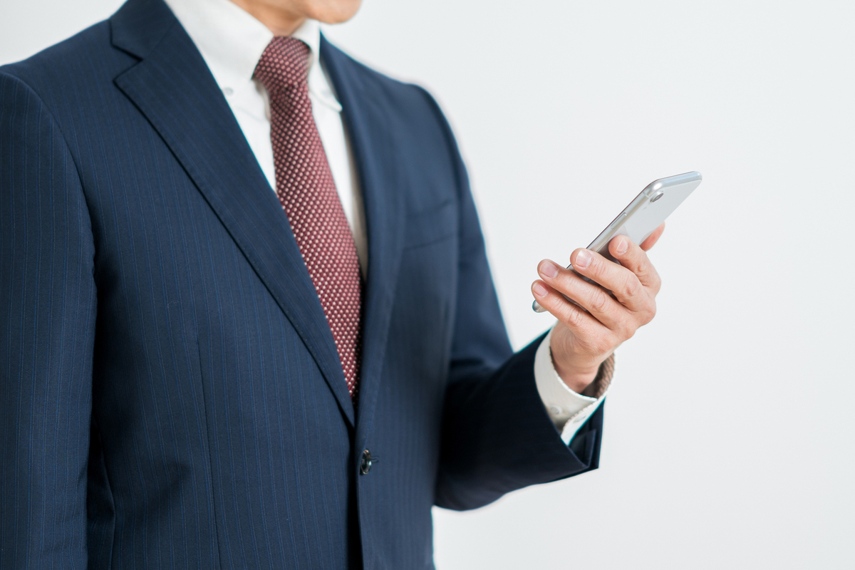 スマホを持つスーツの男性