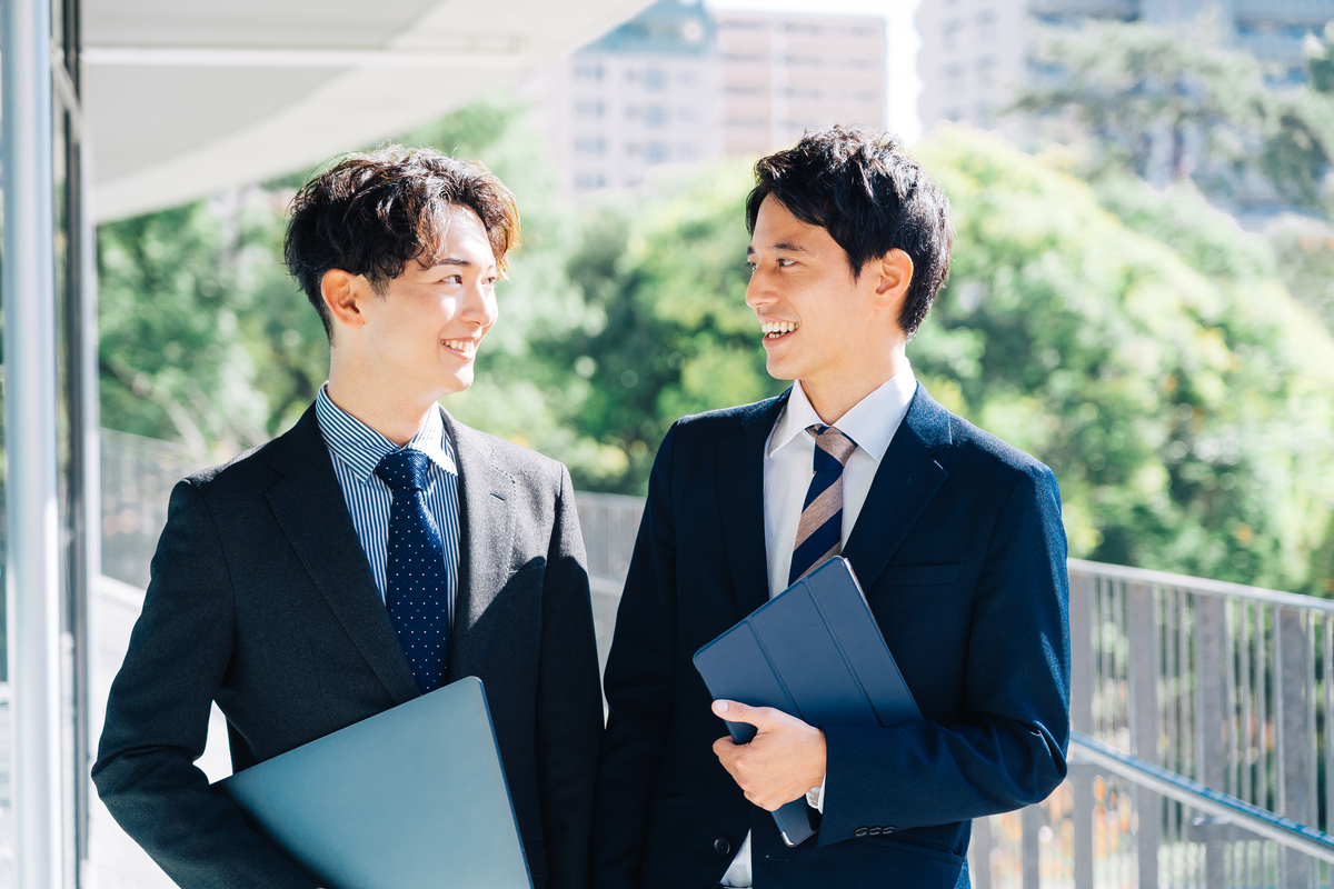 二人のビジネスパーソン