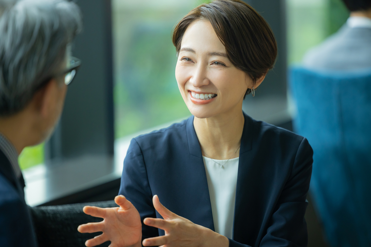 笑顔で話す女性