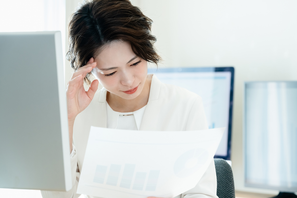 仕事で悩む女性