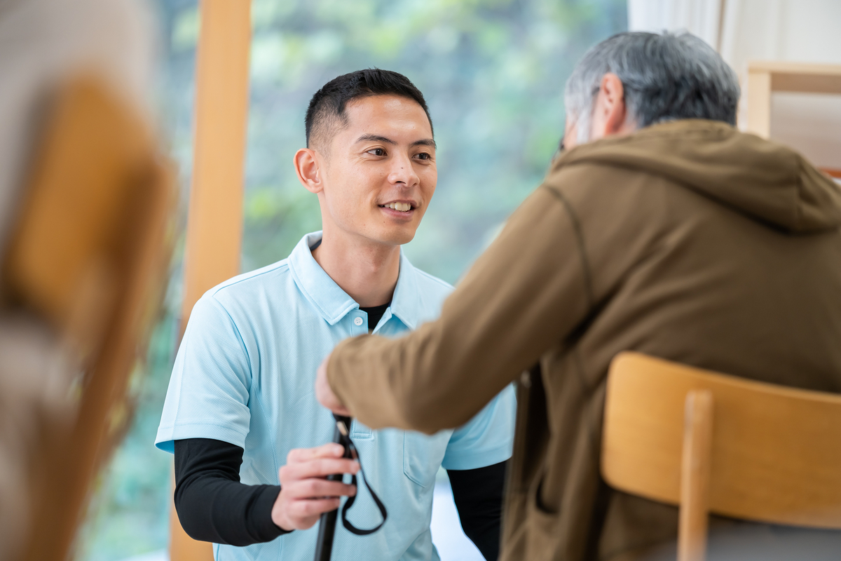 シニア男性を介護する男性介護士
