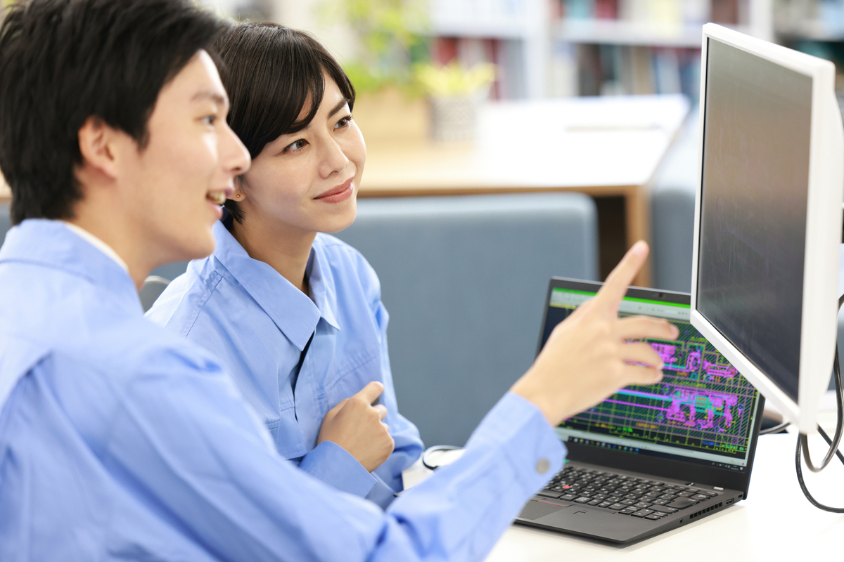 パソコンを見る二人のCADオペレーター