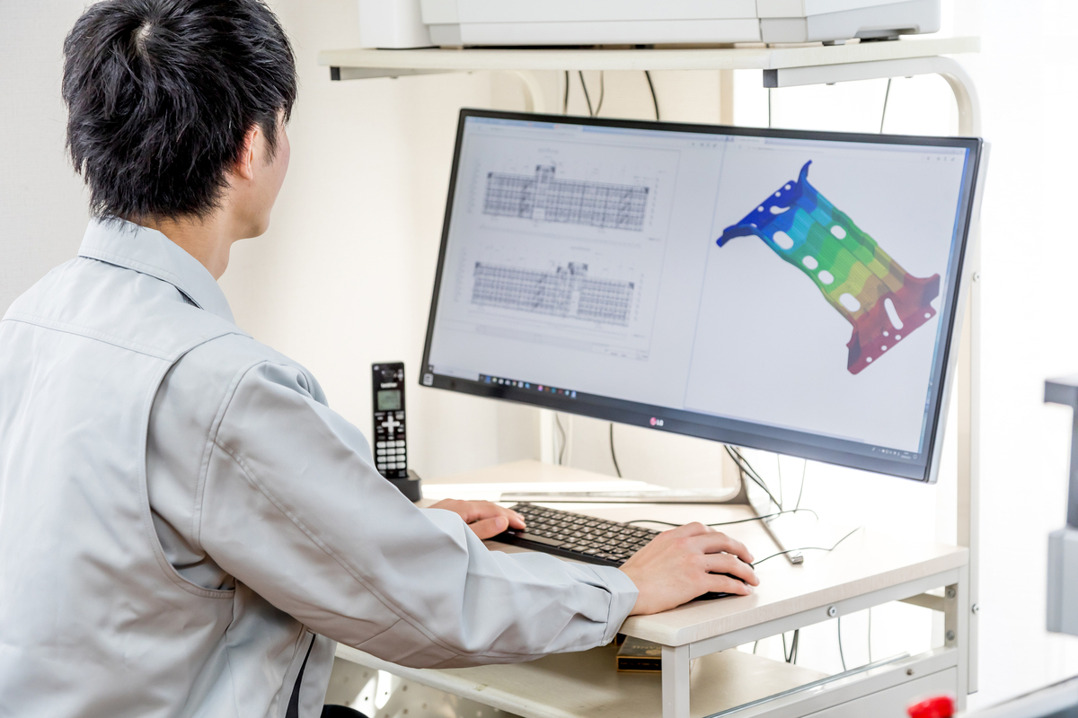 パソコンで作業をする男性CADオペレーター