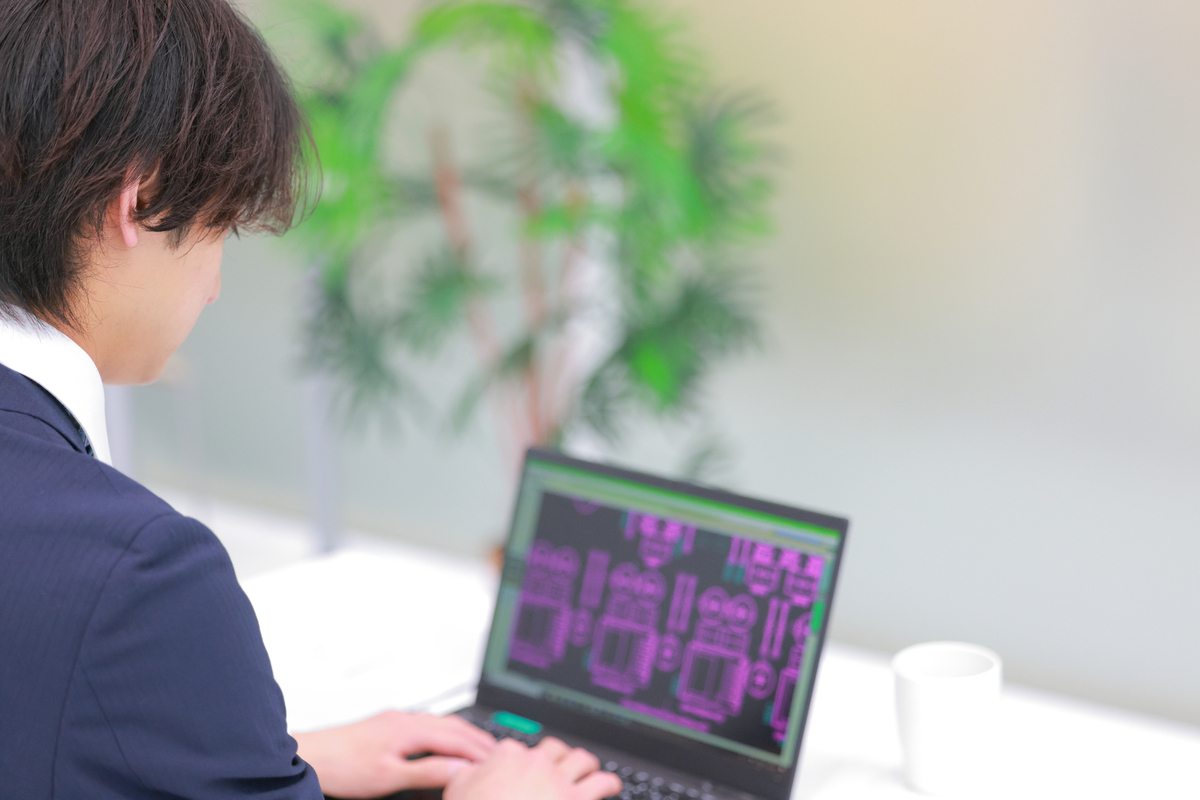 パソコンで作業をする男性