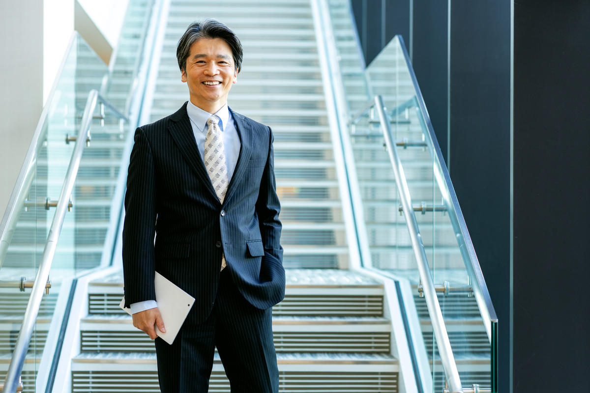 笑顔のビジネスパーソン