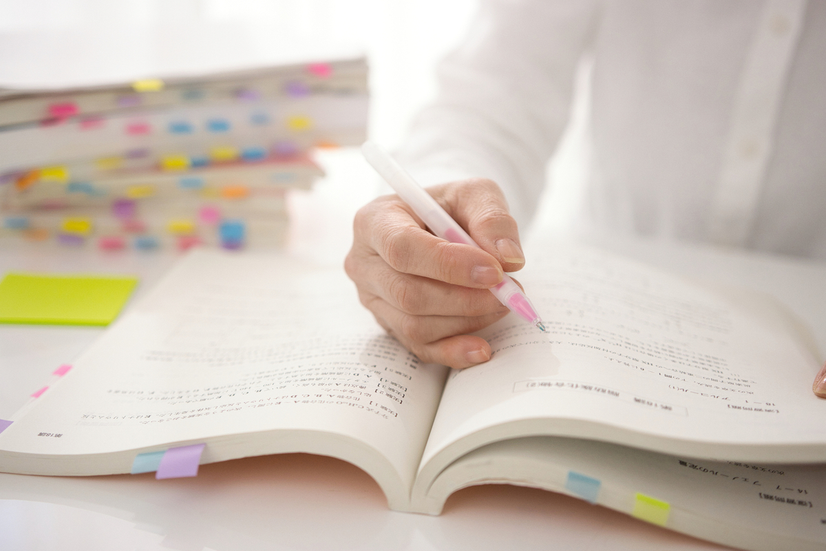 勉強をする女性の手元