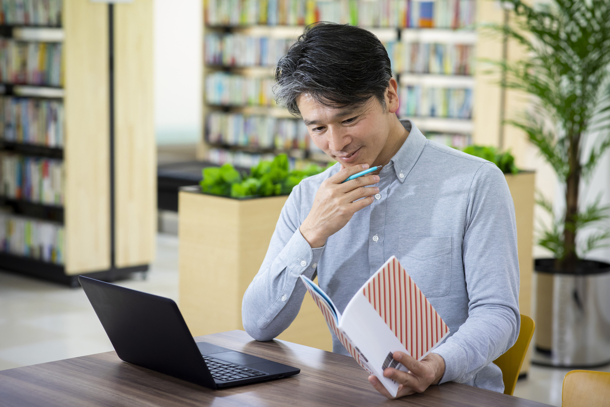 図書館で勉強するミドル男性