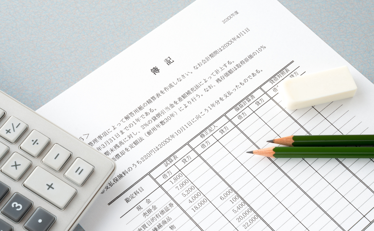 簿記検定用紙と電卓、筆記用具