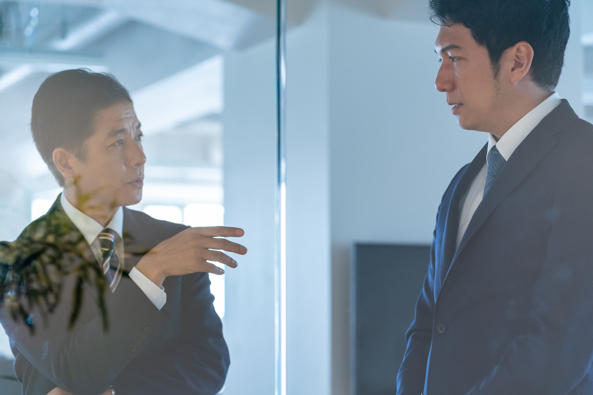 対話するビジネスパーソン